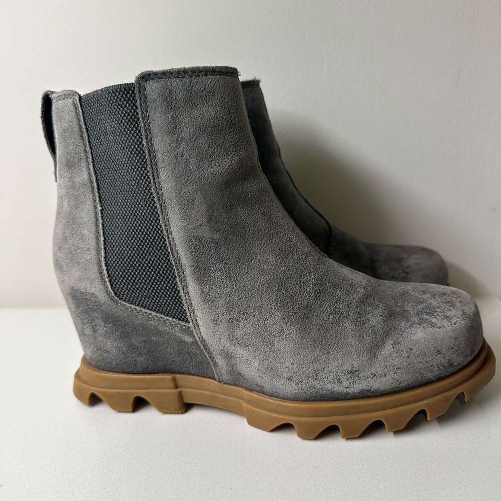 Sorel Womens Joan of Arctic Wedge III Chelsea Boot Quarry Gum Size 6.5. B7